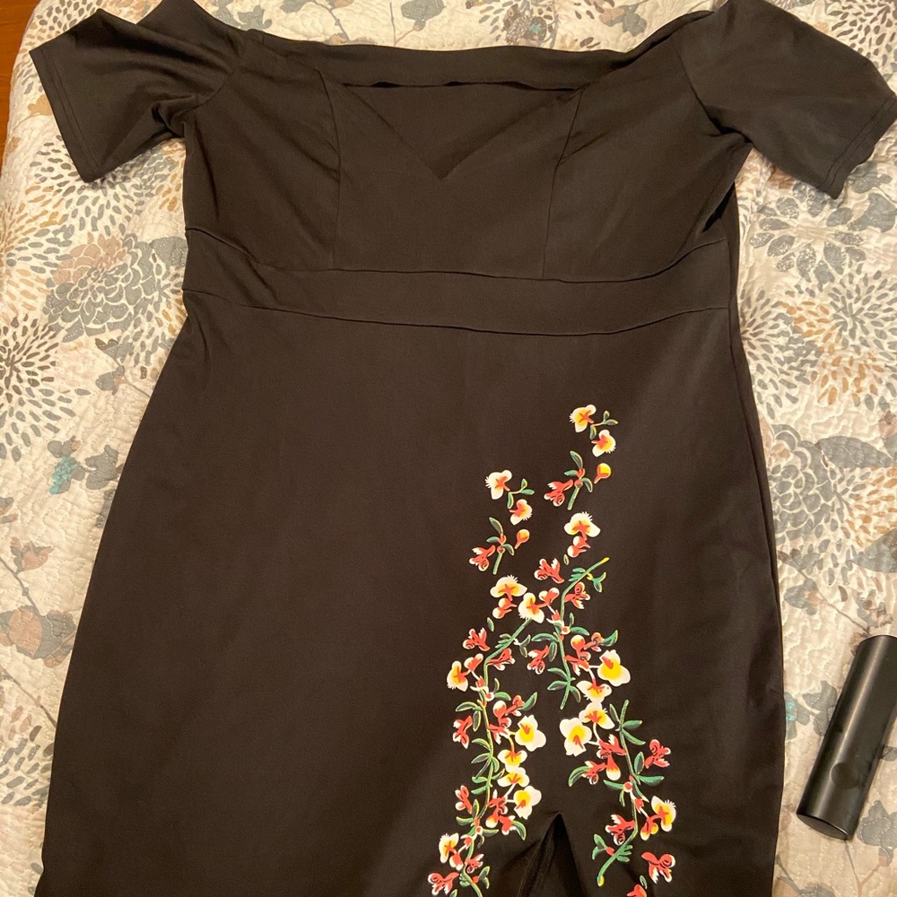 Cute off the black shoulder dress w/ Flowers